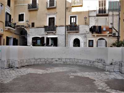 ...ma altrove non c�� stata la stessa cura e le lettere dei graffitari campeggiano vittoriose